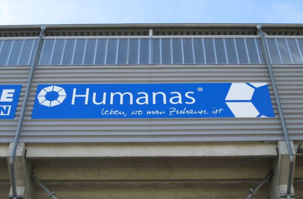 „Humanas-Bande“ an der Aussenseite der MDCC Arena montiert