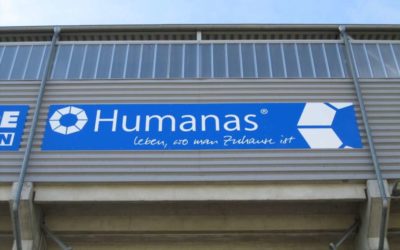 „Humanas-Bande“ an der Aussenseite der MDCC Arena montiert