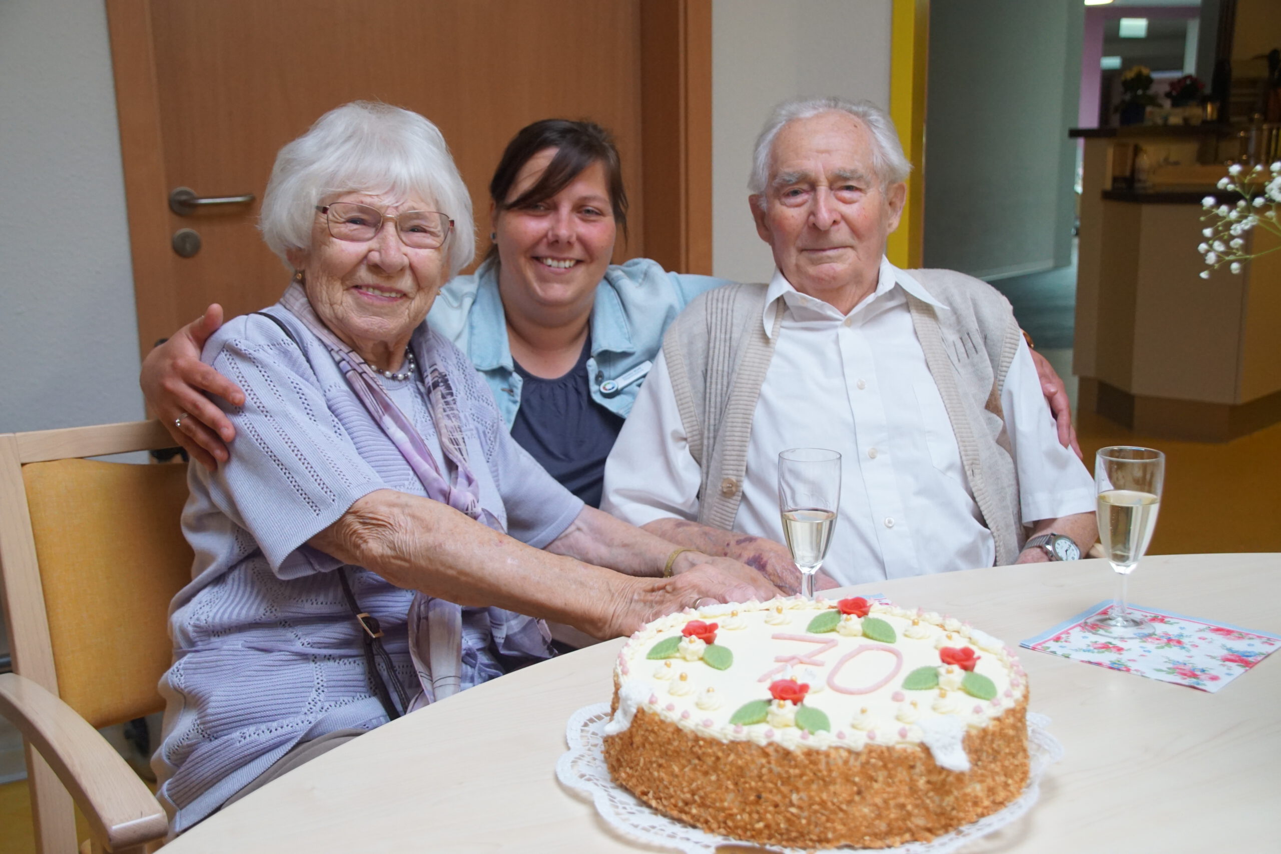 Daniela Wolff, Pflegedienstleiterin im Wohnpark Tangerhütte, gratuliert Gisela und Günter Schwentesius zum 70. Hochzeitstag. Foto: Fabian Biastoch 