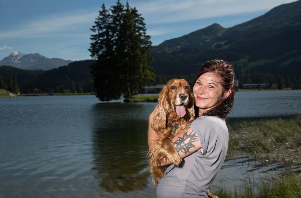 Nicole Gebhardt mit ihrem Hund in der Schweiz. Foto: Gebhardt
