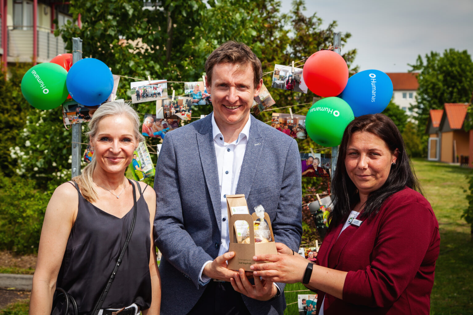 Humanas-Chefin Ina Kadlubietz, Tangerhüttes Bürgermeister Andreas Brohm und Pflegedienstleiterin Daniela Wolff beim Fünfjährigen des Wohnpark.