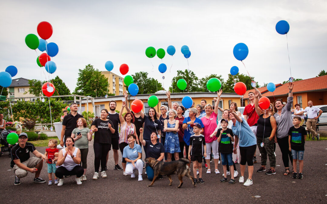 Modenschau und Wunsch-Ballons zum Wohnpark-Geburtstag