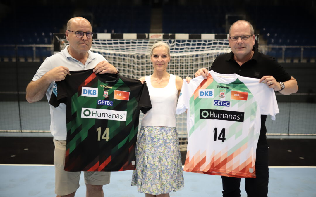 Dr. Jörg Biastoch und Ina Kadlubietz präsentieren zusammen mit SCM-Geschäftsführer Marc-Henrik Schmedt das neue Champions-League-Trikot des SC Magdeburg. Dort ist Humanas als Brustsponsor präsent.