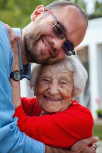 Fabian Biastoch, Prokurist bei Humanas, gratuliert Erika Augustin zum 102. Geburtstag.