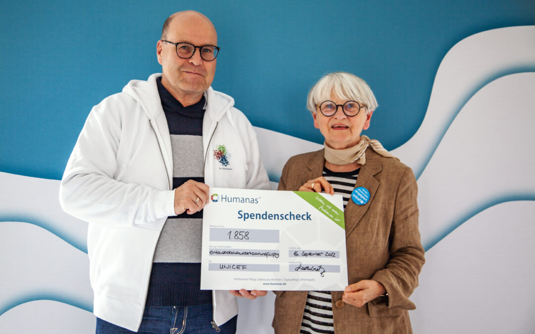 Humanas-Chef Dr. Jörg Biastoch überreicht den Spendenscheck an Prof. Dr. Gudrun Goes, Leiterin der UNICEF-Arbeitsgruppe Magdeburg.
