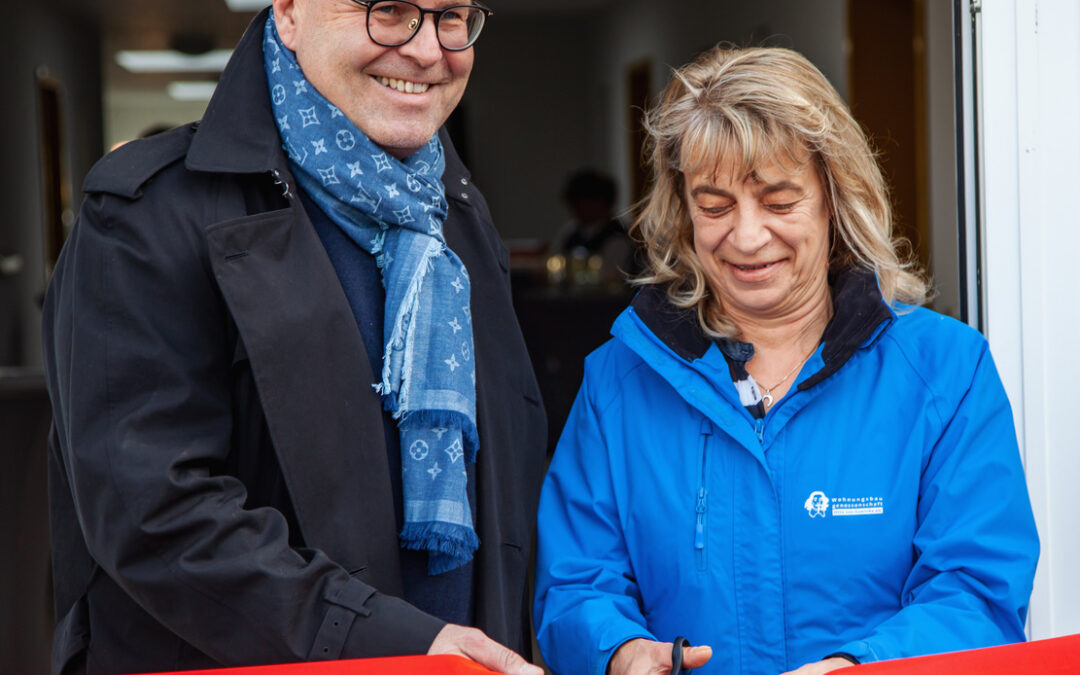 Dr. Jörg Biastoch und Karin Grasse von der OVG bei der Übergabe des Seniorenwohnparks im Magdeburger Bruno-Taut-Ring.
