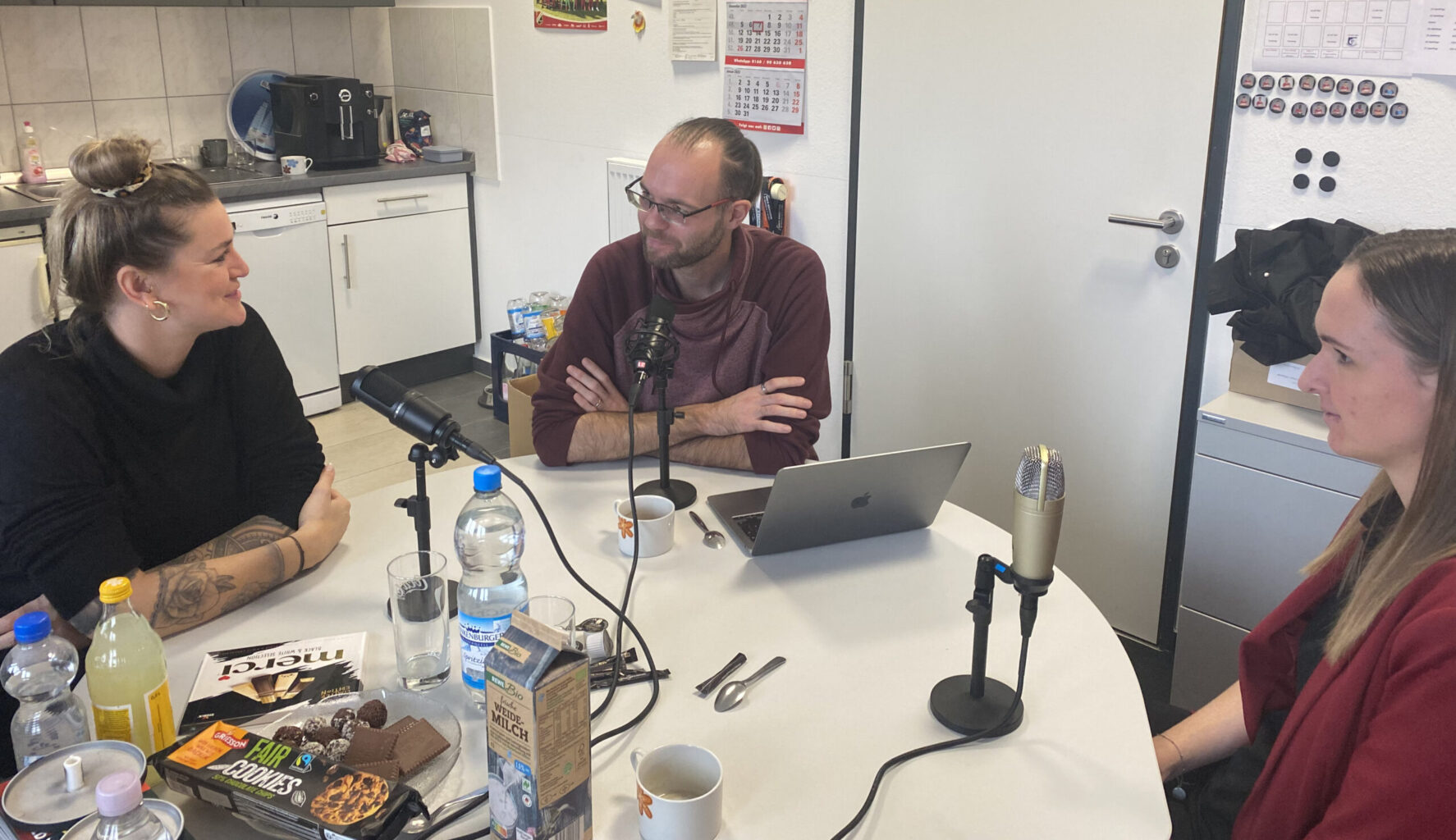 Marlen Kappe (li.) und Cindy Rössel im Podcast-Gespräch mit Fabian Biastoch.