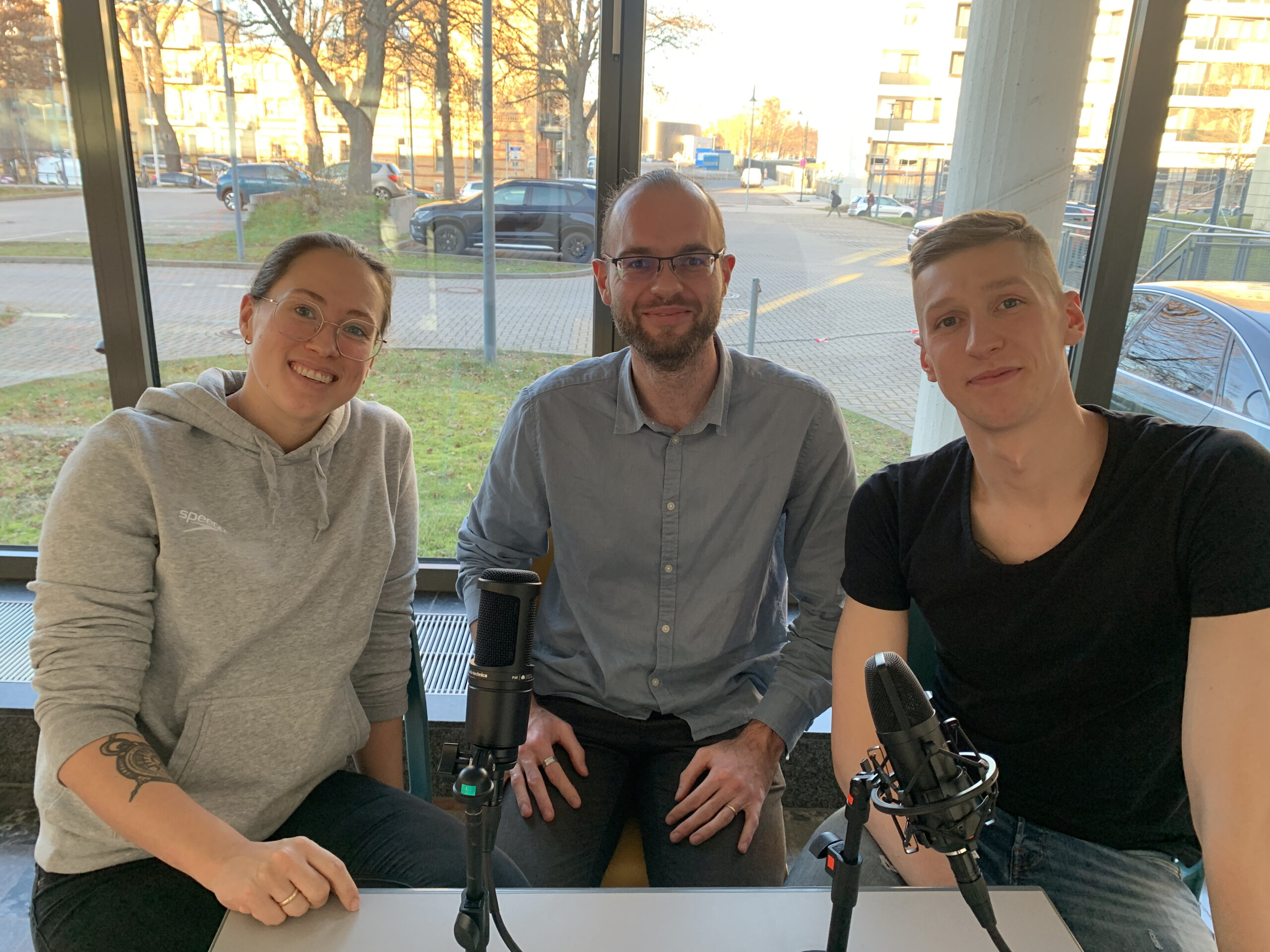 Fabian Biastoch (Mitte) war in der Sportstunde zu Gast bei Sarah und Florian Wellbrock vom SC Magdeburg. Foto: Humanas 