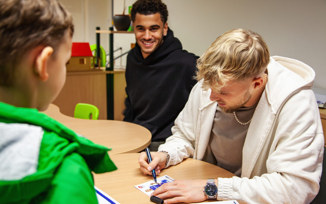 Die FCM-Profis Jamie Lawrance und Tim Stappmann haben den Humanas-Partner evangelische Grundschule in Magdeburg besucht. 