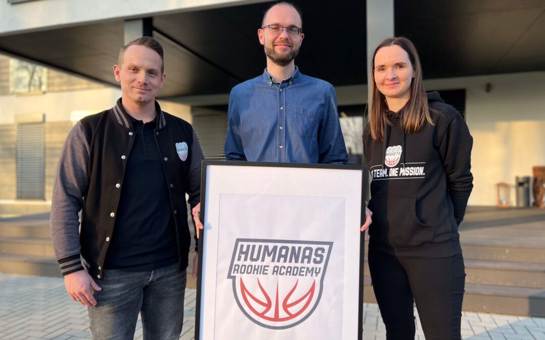 Baskets-Vorstandsvorsitzender Dirk Uhlemann, Humanas-Prokurist Fabian Biastoch und Baskets-Geschäftsführerin Cindy Rössel mit dem Logo der Humanas Rookie Academy. Foto: SBB Baskets