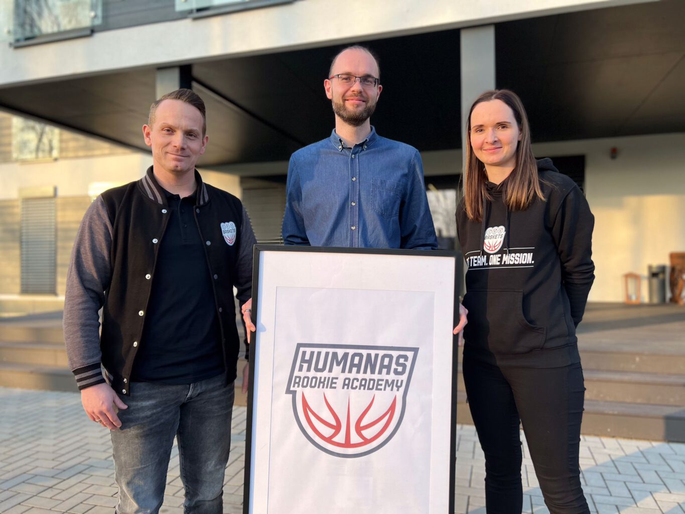 Baskets-Vorstandsvorsitzender Dirk Uhlemann, Humanas-Prokurist Fabian Biastoch und Baskets-Geschäftsführerin Cindy Rössel mit dem Logo der Humanas Rookie Academy. Foto: SBB Baskets