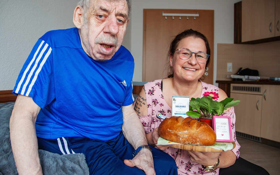 Brot und Salz mit Teamstart in der Magdeburger Ulnerstraße