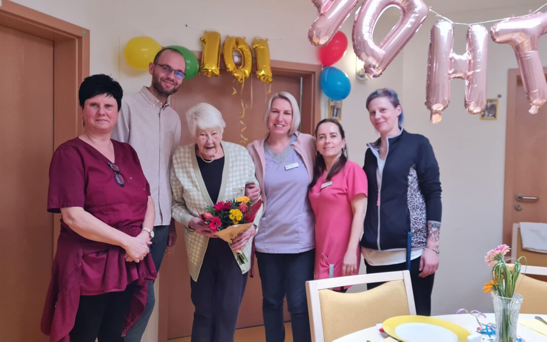Mehr als ein Jahrhundert ist Dietlind von Mertens schon auf der Welt. Am Sonntag hat sie ihren 101. Geburtstag gefeiert. 
