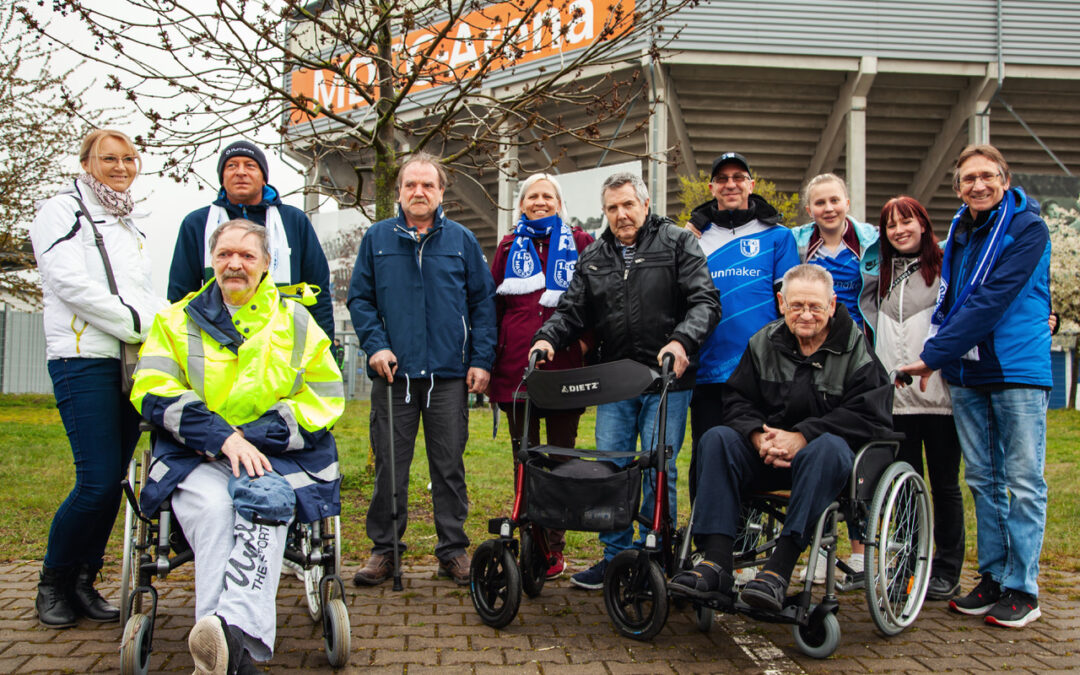 Bewohnende und Humanas-Mitarbeitende beim Tag der Fans mit Handicap in der MDCC-Arena.