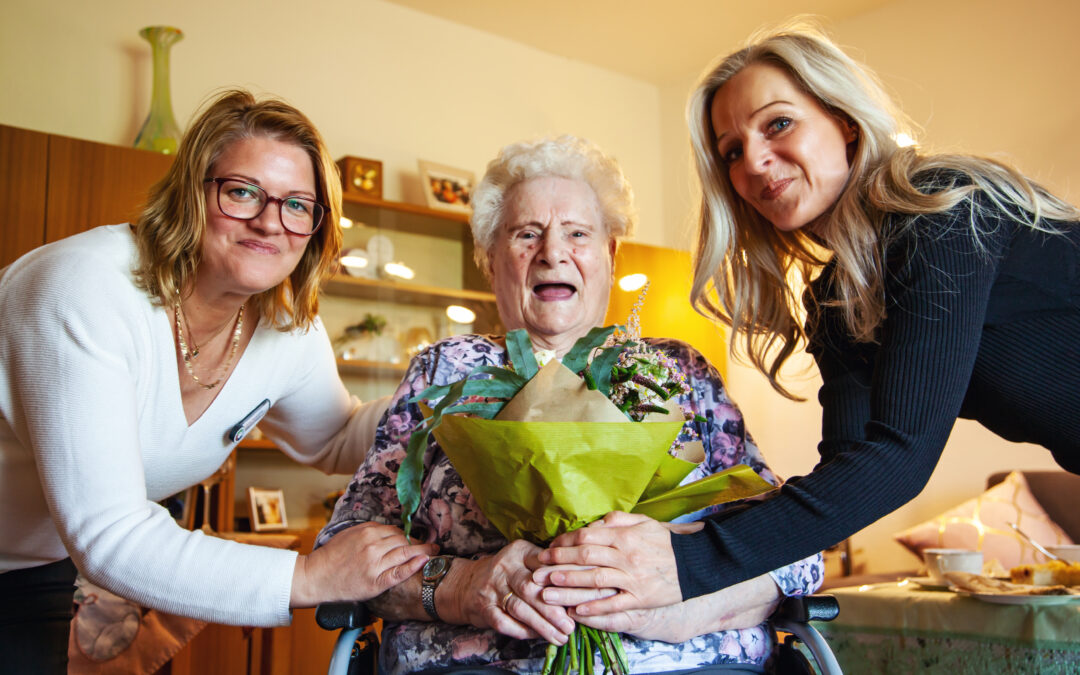 Pflegdienstleiterin Anke Warsawski und Humanas-Chefin Ina Kadlubietz (re.) gratulieren der Jubilarin Erna Tuscher recht herzlich zum 102. Geburtstag.