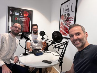 Martin Wierig (M.) und Paul Hünecke (re.) vom SC Magdeburg zur Gast in der Podcast-Sportstunde bei Fabian Biastoch. Foto: Humanas