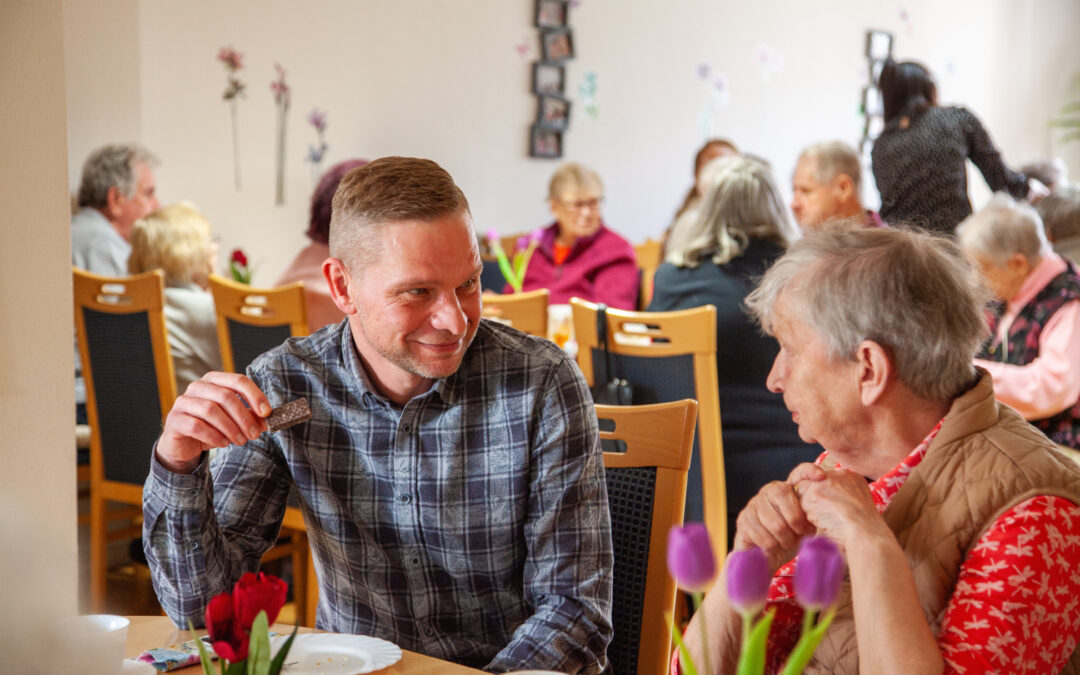 Pflegedienstleiter Sven Malbrecht im Gespräch mit einer Dame in der Begegnungsstätte. Foto: Humanas