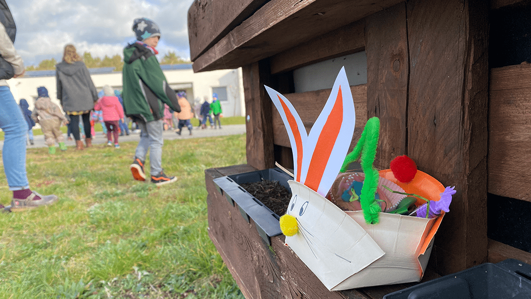 Im Wohnpark Grieben hat die Bewohnerschaft Osternester für die Kinder der Kindertagesstätte "Waldesrand" gebastelt. Foto: Humanas