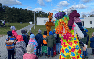 Kita-Kinder suchen Osternester im Wohnpark Grieben