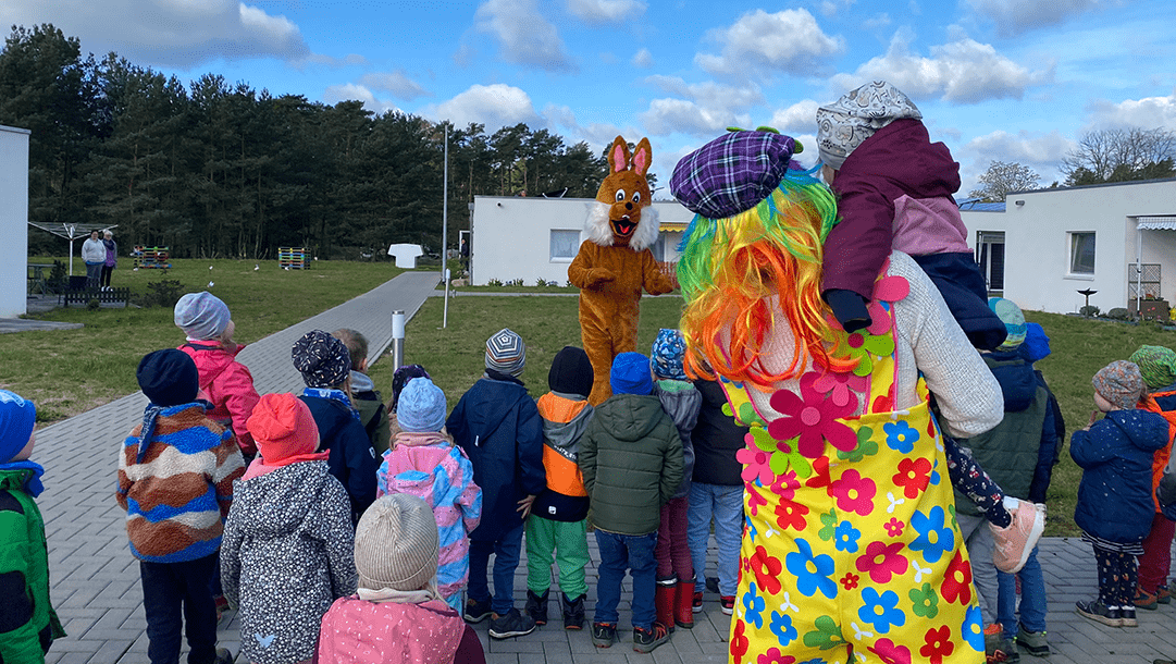 Im Wohnpark Grieben wurden die Kinder der Kindertagesstätte "Waldesrand" bei der Suche nach Osternestern vom Osterhasen begleitet. Foto: Humanas