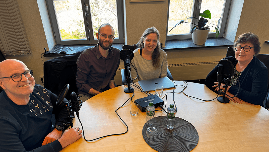 Zum Thema "Pflege in der Politik" waren Ministerin Petra Grimm-Benne (r.) und VDAB-Vorsitzender Dr. Jörg Biastoch (l.) zu Besuch im Podcast "Kastanienmännchen & Seniorenteller" bei Fabian Biastoch und Jennifer Lorbeer. Foto: Humanas