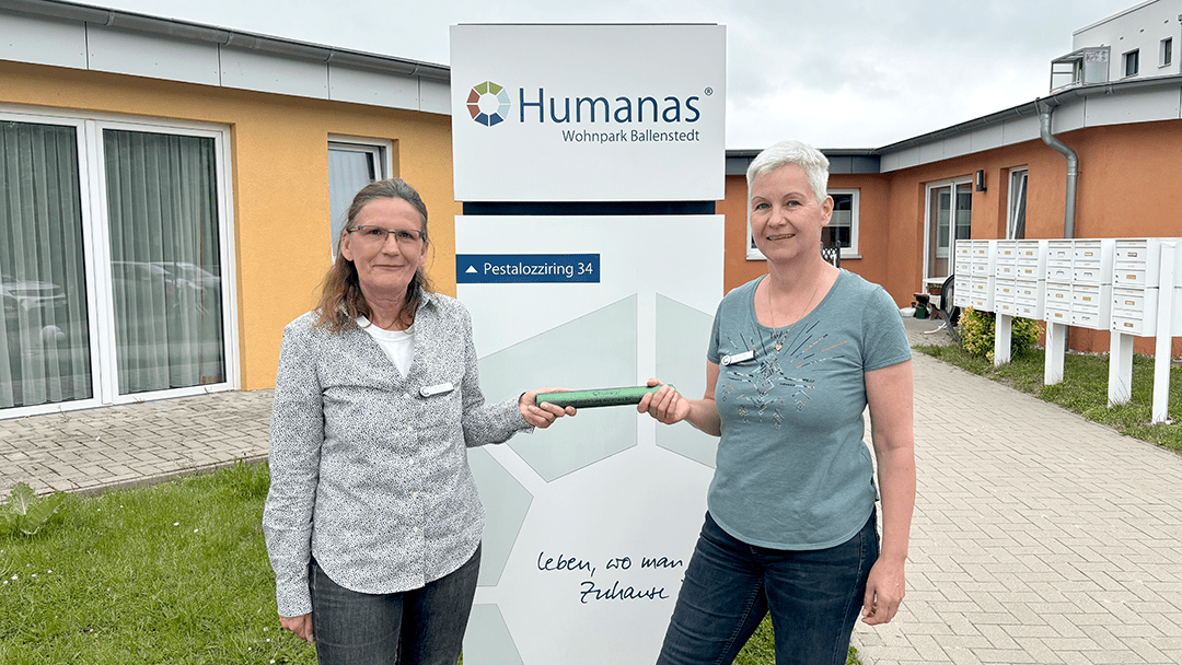 Sylvia Reuß (l.) hat die Leitung des Wohnparks Ballenstedt an Nachfolgerin Kerstin Fiebig übergeben. Foto: Humanas