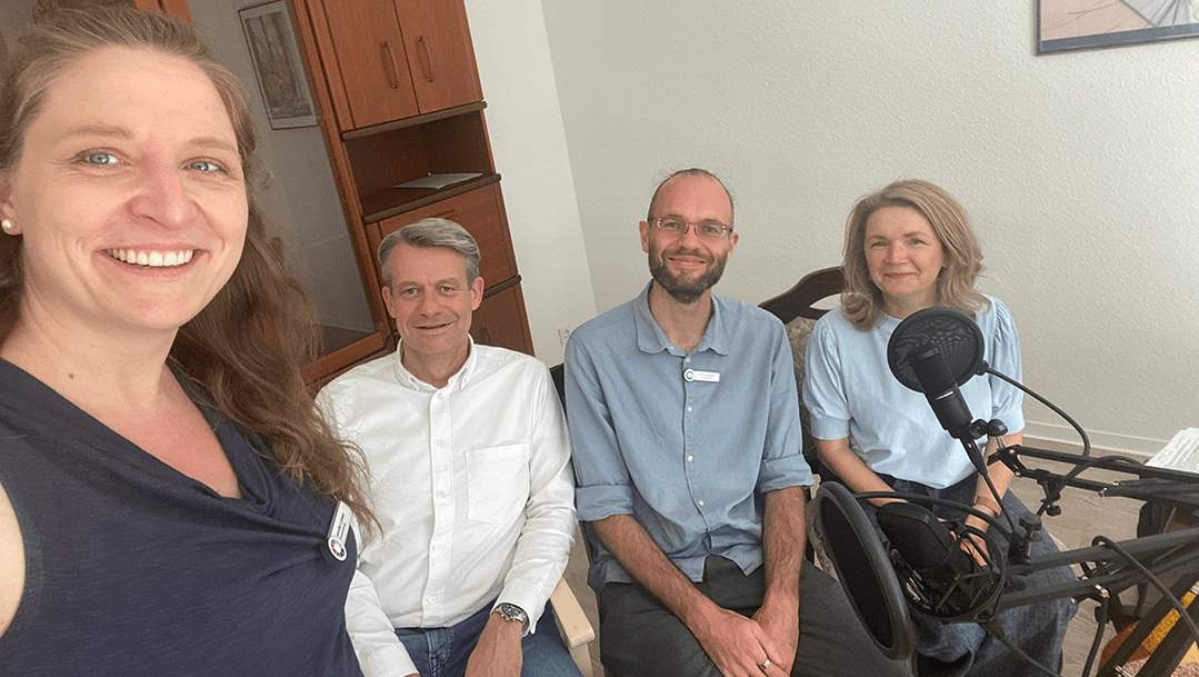 Zum Thema "Pflege in den Medien" waren Journalistin Katrin Hartig (r.) und Thomas Knieling (2.v.l.) bei Fabian Biastoch und Jennifer Lorbeer im Podcast "Kastanienmännchen & Seniorenteller" zu Besuch. Foto: Humanas