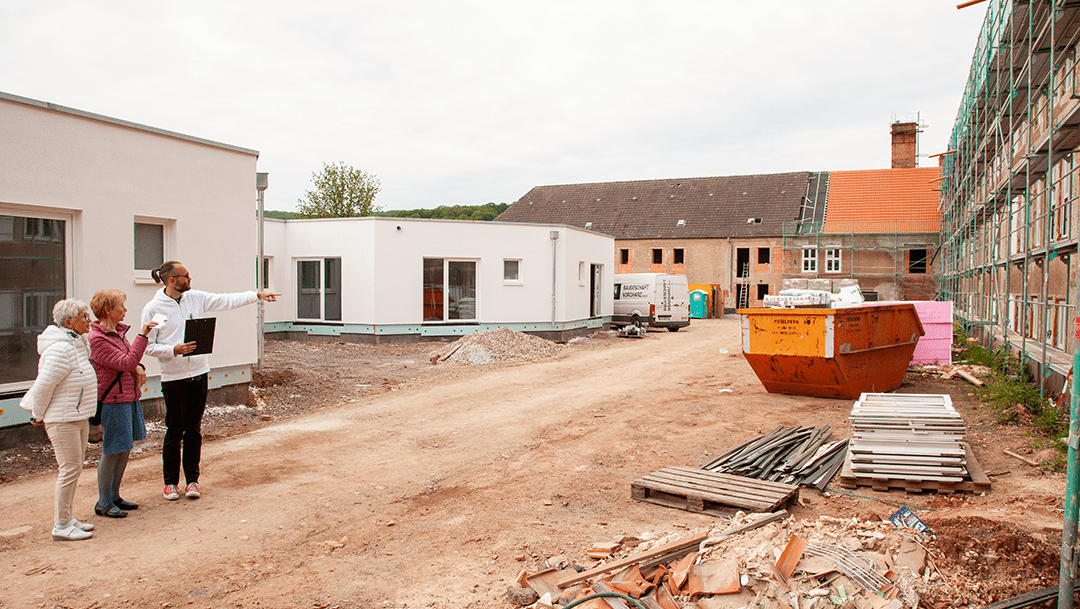 Interessierte Besucherinnen und Besucher haben zum "Tag der offenen Baustelle" und Zeitkapsel-Versenkung die Räumlichkeiten des neuen und bisher größten Humanas-Standortes besichtigt. Foto: Humanas