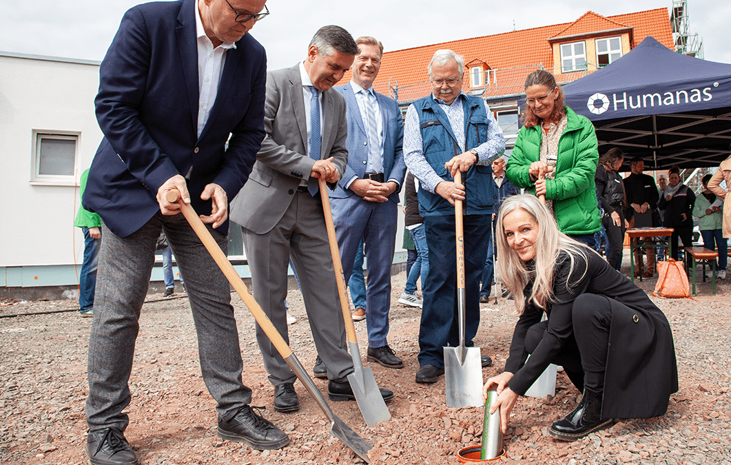 Beim "Tag der offenen Baustelle" in Bad Suderode haben Humanas-Chefin Ina Kadlubietz (v.r.) und Pflegedienstleiterin Sylvia Reuß gemeinsam mit Ortsbürgermeister Gerd Adler, Ulrich Thomas, dem Kreisvorsitzenden des Landkreises Harz, Landrat Thomas Balcerowski und Dr. Jörg Biastoch, Geschäftsführer von Humanas, die Zeitkapsel versenkt. Foto: Humanas