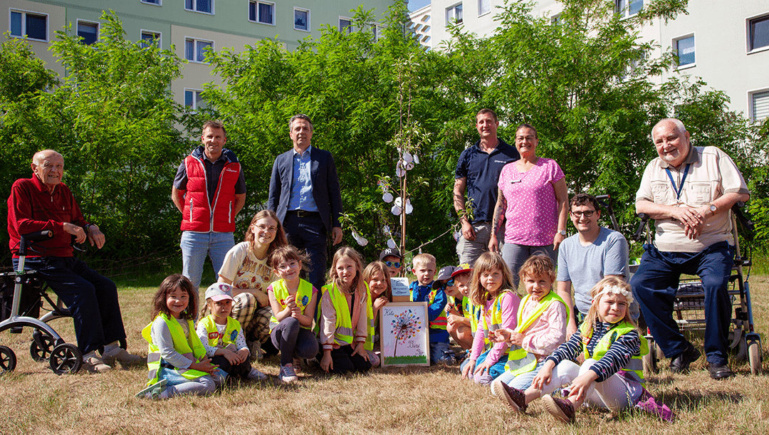 Apfelbaum zum 1. Geburtstag in Magdeburger Ulnerstraße eingepflanzt