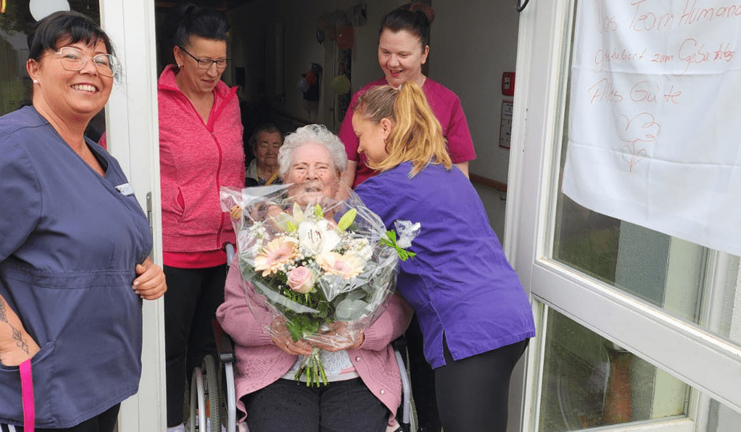 Das Team des Wohnparks Tangermünde hat Bewohnerin Erna Tuscher zum 103. Geburtstag gratuliert. Foto: Humanas