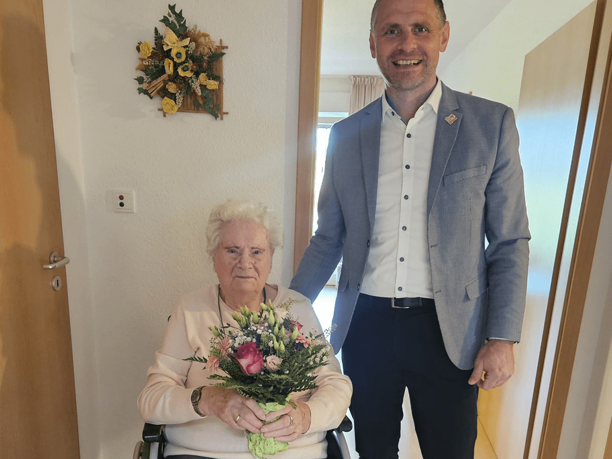 Tangermünderin Erna Tuscher hat zum 103. Geburtstag Besuch vom Bürgermeister Steffen Schilm bekommen. Foto: Humanas