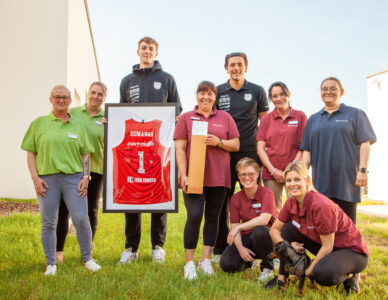 Zur Eröffnung des Humanas-Wohnparks Wolmirstedt überreichten die SBB Baskets-Spieler Benedict Baumgarth und Joshua Ediz Burgunder dem Team ein signiertes Trikot – ein sportlicher Gruß zur Feier des Tages. Foto: Katharina Hannemann/Humanas