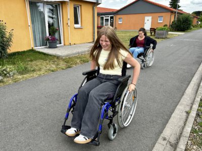 Beim Rollstuhlrennen im Humanas Wohnpark Osterwieck erleben die Jugendlichen spielerisch die Herausforderungen im Alltag von Menschen mit Mobilitätseinschränkungen.