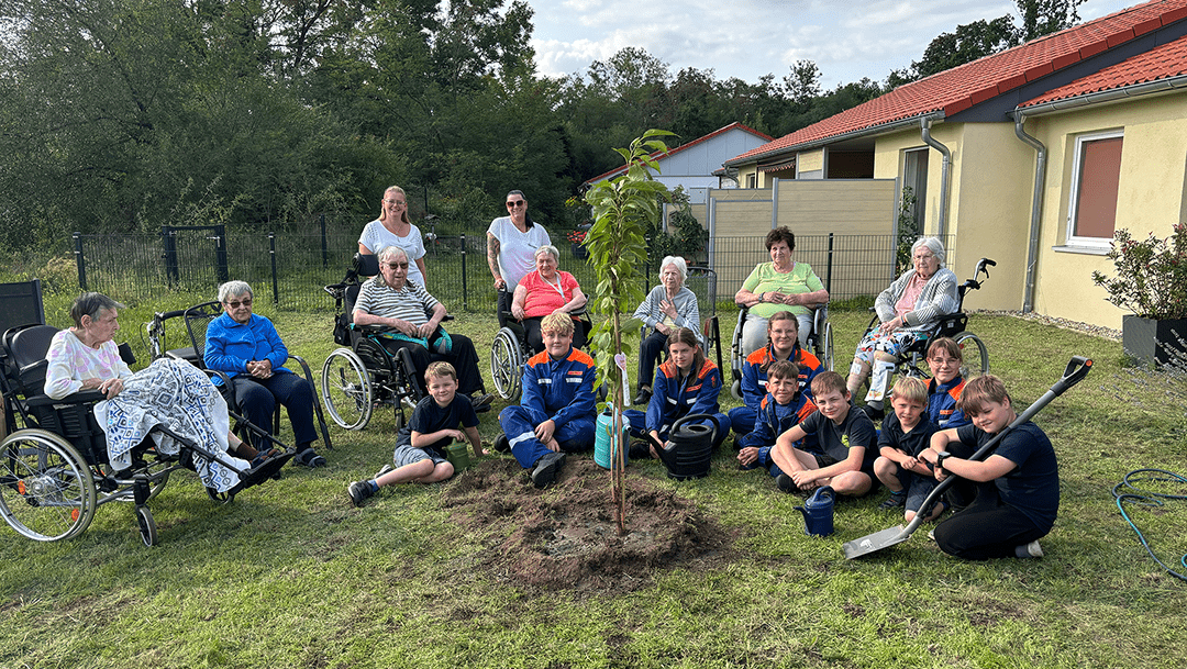 Baum aus Feuerwehr-Challenge wurzelt im Humanas-Wohnpark