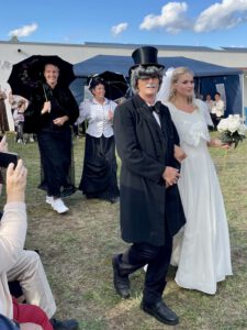 Das Team des Humanas-Wohnparks Grieben präsentierte beim 5-jährigen Jubiläum ein kreatives Programm. In witzigen Verkleidungen und mit alten Kostümen überraschten sie die Gäste mit unterhaltsamen Darbietungen und viel Humor. Foto: Humanas