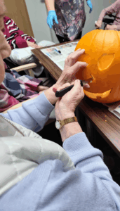 Team und Bewohnerinnen des Wohnparks Heyrothsberge haben Halloween-Kürbisse geschnitzt. Foto: Humanas