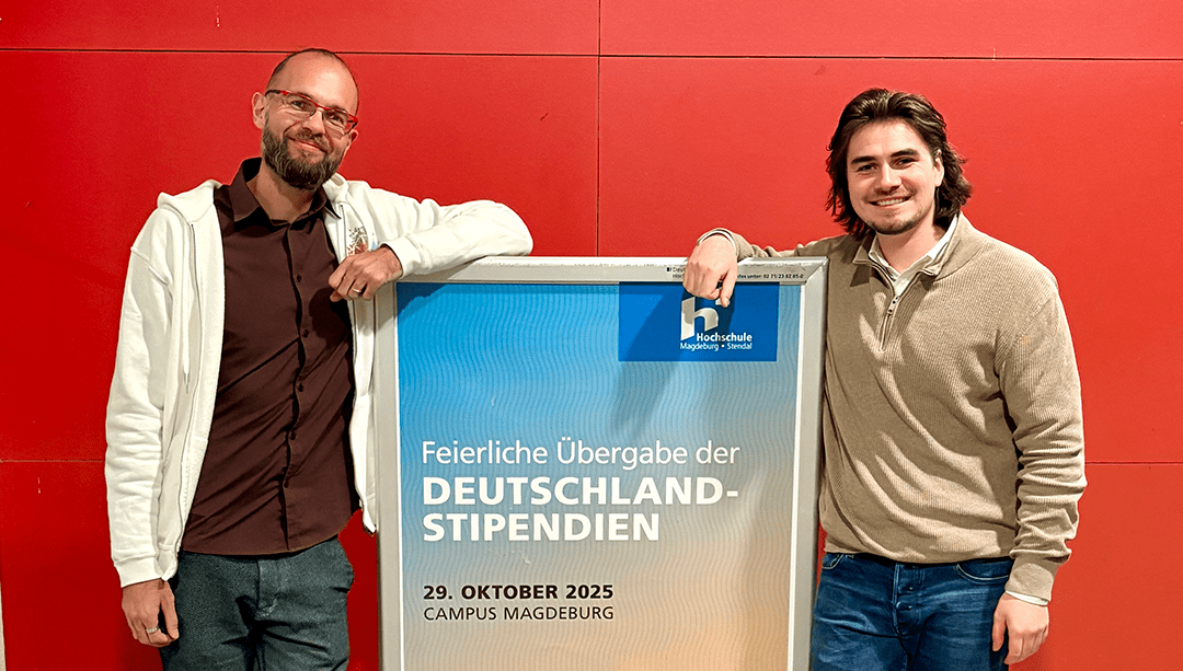 Der Student Marc Schneider (r.) hat bei der feierlichen Übergabe an der Hochschule Magdeburg-Stendal von Humanas durch Geschäftsführer Fabian Biastoch ein Deutschlandstipendium für das kommende Jahr erhalten. Foto: Humanas