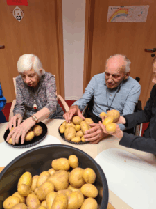 Ein buntes Kartoffelfest haben das Team sowie die Bewohnerinnen und Bewohner des Wohnparks in Osterwieck mitsamt einiger Hort-Kindern kürzlich gefeiert.