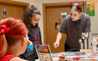 Jung und Alt feiern schauriges Halloween in Meisdorf