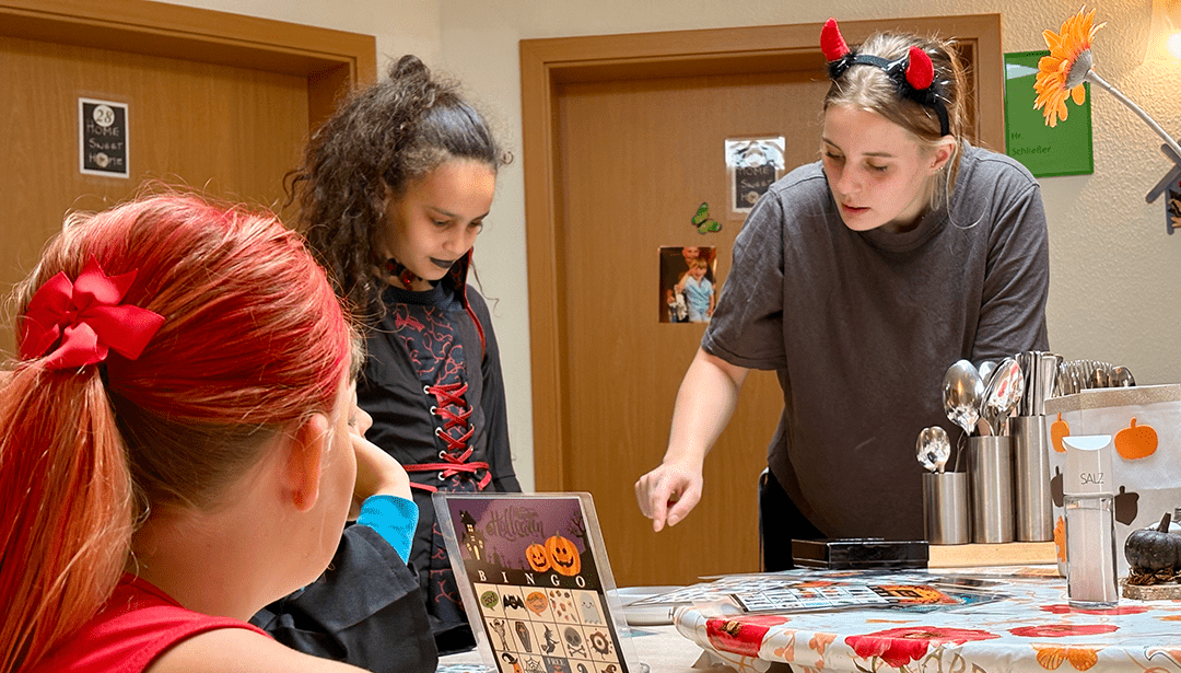 Jung und Alt feiern schauriges Halloween in Meisdorf