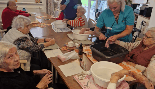 Das Team vom Wohnpark Zielitz hat seine Bewohnerinnen und Bewohner zum Beauty-Tag eingeladen. Diese Mal stand die Pflege der Hände inklusive Pediküre in dem Verwöhnprogramm der Teilnehmenden. Foto: Humanas