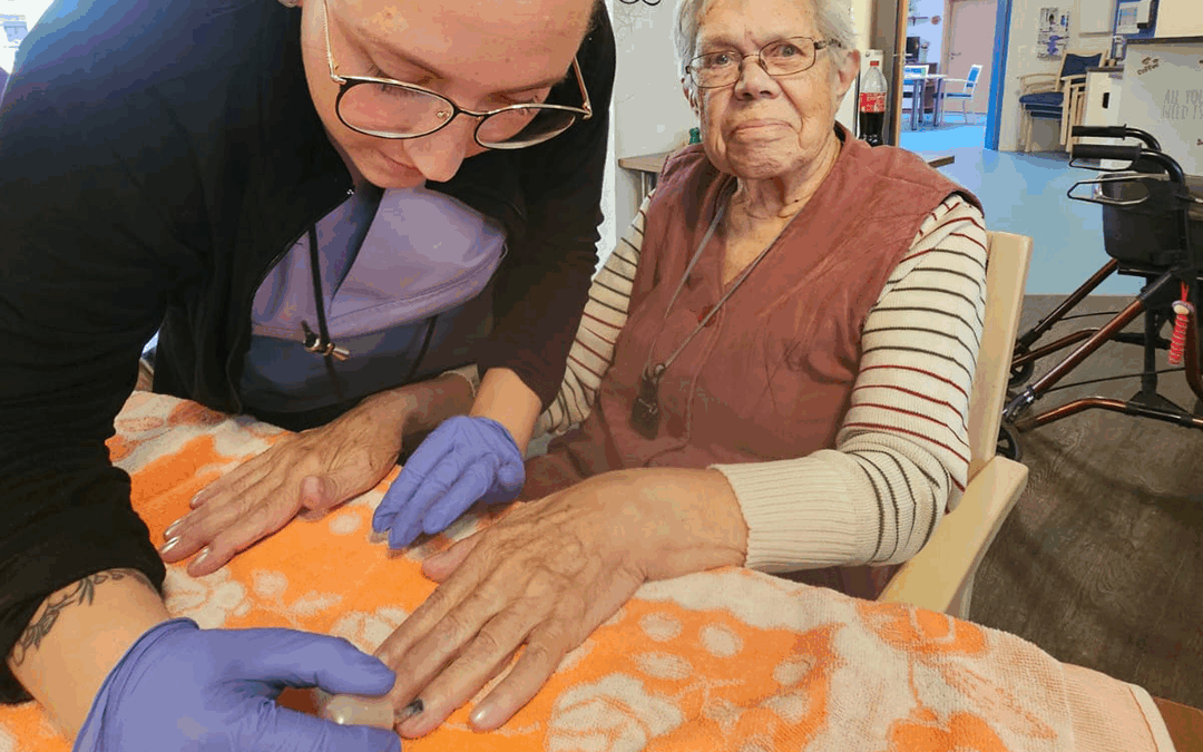 Das Team vom Wohnpark Zielitz hat seine Bewohnerinnen und Bewohner zum Beauty-Tag eingeladen. Diese Mal stand die Pflege der Hände inklusive Pediküre in dem Verwöhnprogramm der Teilnehmenden. Foto: Humanas
