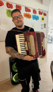 Sebastian Kny war zum Musizieren im Wohnpark Bad Suderode zu Gast. Foto: Humanas