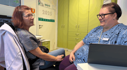Wefenslebens Pflegedienstleiterin Tanja Hochheuser (l.) und Christin Buchheiser, Hauswirtschaftsleiterin des neuen Humanas-Wohnparks an der Bahnhofstraße, verstehen sich gut und freuen sich schon auf neue Bewohnerinnen und Bewohner und Teammitglieder. Foto: Bianca Oldekamp-Kurth/Humanas