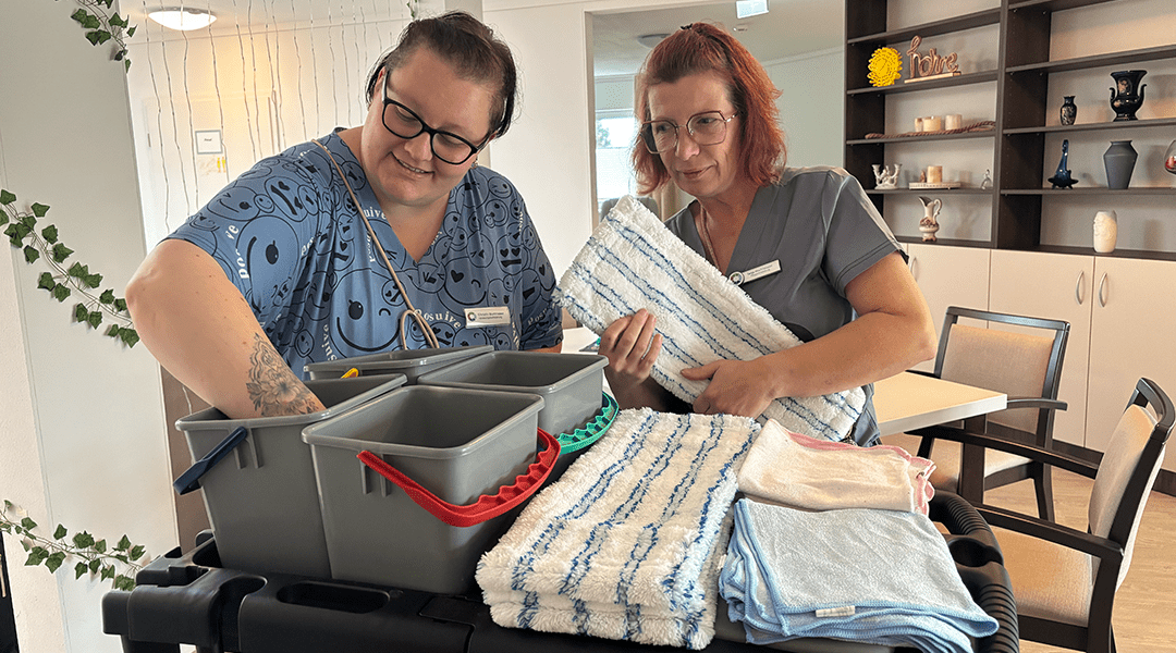 Zum Internationalen Tag der Reinigungskraft am 8. November zeigen Tanja Hochheuser (r.), Pflegedienstleiterin des Humanas-Wohnparks Wefensleben, und ihre Hauswirtschaftsleiterin Christin Buchheiser, dass Arbeiten bei Humanas bereichsübergreifend ist. Auch putzen gehört dazu. Foto: Bianca Odlekamp-Kurth/Humanas