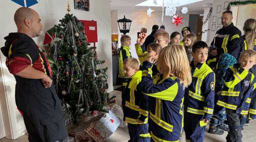 Auch die Kinderfeuerwehr war während ihrer Dienstzeit zu Besuch im Humanas-Wohnpark Wefensleben. Die Betreuerinnen und Betreuer haben die Gelegenheit genutzt, den Mädchen und Jungen die Rauchmelder und die auf die Einsatzleitstelle aufgeschaltet Brandmeldeanlage in der Wabe des Wohnparks zu erklären. Foto: Bianca Oldekamp-Kurth/Humanas