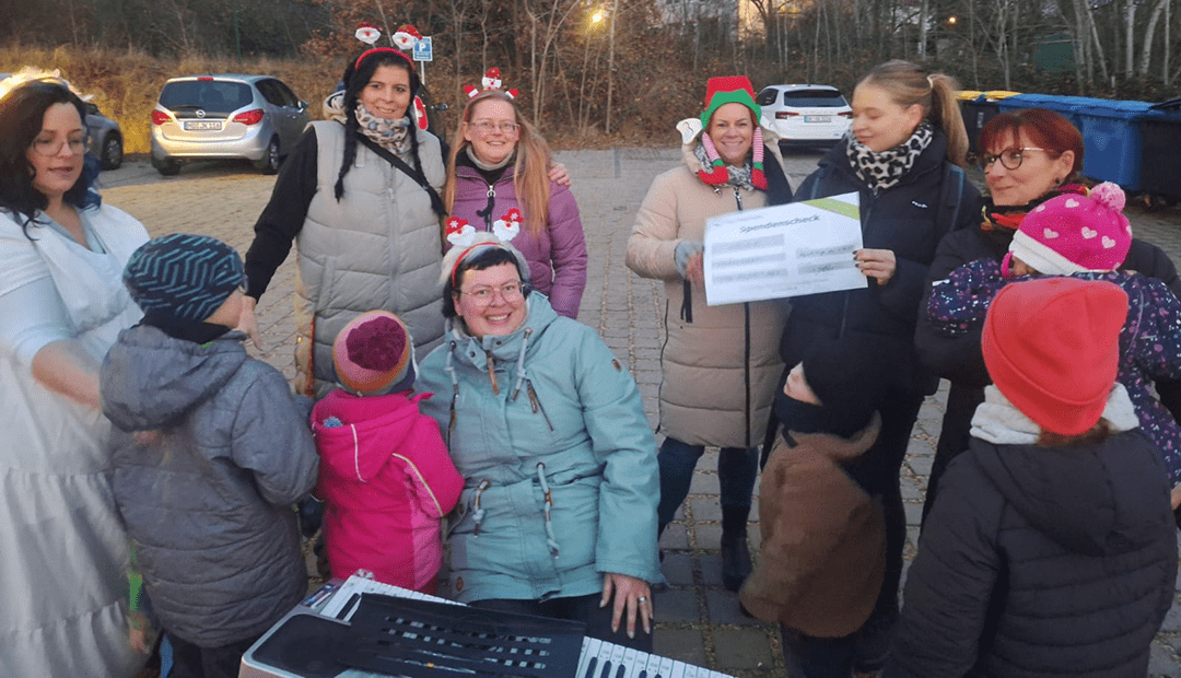 Neben einem Keyboard hat das Team des Humanas-Wohnparks Heyrothsberge den Kinder der Villa Konfetti aus Biederitz eine Überraschungsspende im Wert von 400 Euro überreicht. Foto: Humanas