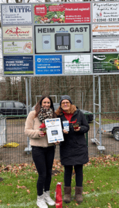 Ria Karafiol, Pflegedienstleiterin im Humanas-Wohnpark Friedrichsbrunn, und Pflegedienstleiterin Sylvia Reuß vom Wohnpark Bad Suderode haben sich bei der Einweihung der neuen Anzeigetafel des SV Blau Weiß 90 Bad Suderode e.V. das Gelände angesehen und neue Kontakte geknüpft. Foto: Humanas