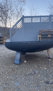 Ein ehemaliger Schwanebecker hat für das Schwanebecker Wohnpark-Team eine neue Feuerschale mit besonderer Prägung organisiert. Foto: Humanas